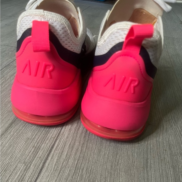 Nike Womens Air Max Motion 2
C16515-100 White Running Shoes
Sneakers Size 10.5 - Picture 6 of 8